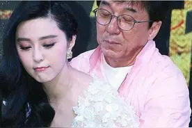 成龙拥抱女星时有标志性动作，唯独对她绅士手，网友：背景太强大图片