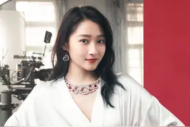 水墨长裙的关晓彤不光美上央视，还代言大牌珠宝，时尚指数飙升图片