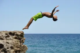 双语——在游泳池里跳水（Diving at the Swimming Pool）图片