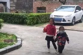 姐姐练习走秀，摆出霸气pose绊倒弟弟，弟弟被迫得“五体投地”图片