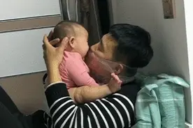 这一次宝爸终于忍不住了，抱着宝宝狂亲，脸缠“保鲜膜”很暖心图片