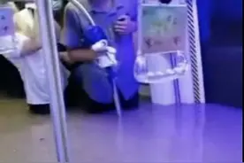 连线5号线险情亲历者主持人小佩：洪水瞬间倒灌进车厢图片