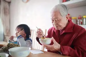 婆婆拒绝带孙子，儿媳妇断水断电，儿子支持老婆，这真不怪儿媳妇图片