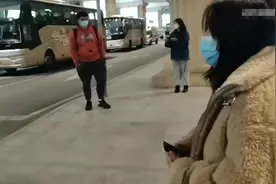 真爱！大学男生从四川飞到哈尔滨见女友，女友冲入他怀中让人羡慕图片