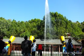 湖北宜昌：景区游客高声呐喊，喷泉冲入云霄图片