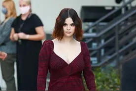 29岁赛琳娜久违露面，脸庞精致皮肤白皙，侧影丰腴到难以辨认图片