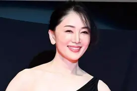 肌肤水嫩光滑，52岁坂村薰拿下日本选美冠军，可谓艳压群芳图片