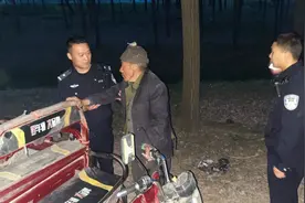 太康 一老人车翻路边，被压不能动弹图片