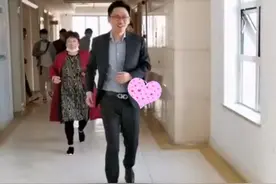 宝宝出生舅舅先抱“抢头彩”，爸爸没地位，希望长得像舅一样好看图片