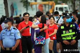 旗开得胜！直击云南高考，家长穿旗袍、老师穿“加油”红衣送祝福图片