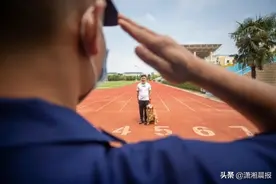 9岁退伍搜救犬“图图”被第一任训导员领养，“这么多年没养狗，就等它呢”图片