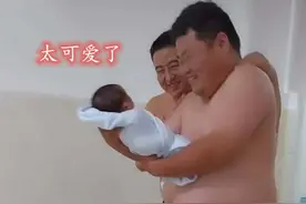爸爸舅舅抢着抱新生儿，网友：像猪八戒看人参果，垂涎欲滴的样子图片