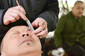 印度妇人用狗尾巴草帮人们清洁眼睛，一次9块，真是大开眼界！视频封面