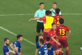 中超今晚再现1点球重大误判：主裁判被多名球员指着鼻子怒斥图片