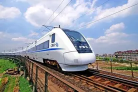 妈妈带着孩子坐高铁，孩子饿了吃泡面被指责没素质，网友：骂得对图片