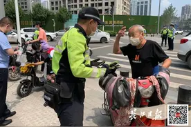 骑电动车要戴头盔、坐汽车后排也要系安全带！今天，武汉交警在100个路口检查图片