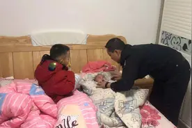 妈妈醉酒 妹妹饿了！6岁男孩报警求助 警察当起“临时奶爸”图片