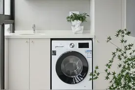听我一句劝，阳台放洗衣机一定要安装洗衣柜，家里多一个洗衣房图片