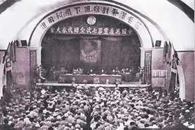 陈赓当选中央候补委员，拍着主席的肩膀问，啥叫做候补？图片