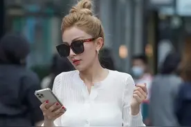 一身白色装扮的小姐姐，高扎丸子头，清新又干练图片