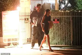 超模肯豆穿小黑裙夜会德文·布克，恋情变认真，与小李子四人约会图片