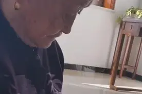 95岁姥姥缝被子走红，外孙女：我让我妈缝，她找她妈来，好幸福图片