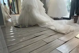 闹心！临河一小区商铺频繁反污水，臭气弥漫，业主损失大图片