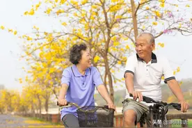 70岁大爷拒绝舞伴求爱，她动机不纯，图我的养老钱和房子图片