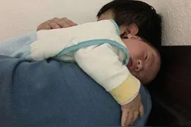 7个月宝宝跌下床，宝妈一个安慰动作，把孩子推给了"死神"图片