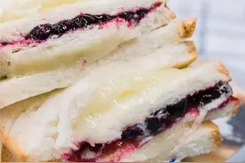 带给大家一款网红紫米夹心面包，紫米馅足，味道好，还可作为早餐图片