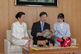 日本皇室迎新年，雅子皇后珍珠白造型典雅，接受纪子妃鞠躬行礼图片
