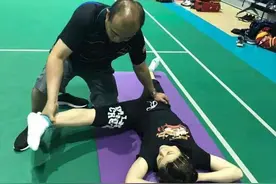 陈梦拉伸照引热议，男队医被疑手掌位置不对，看看福原爱的拉伸照图片