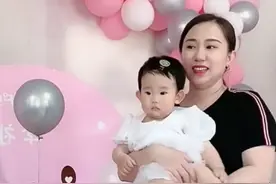 赵本山爱徒丫蛋为女儿庆生！宴会奢华讲究，女儿生父是前夫师弟图片