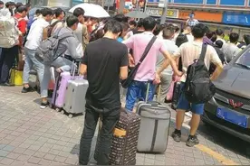实拍深圳最大临时工市场，工资日结，300一天，晚上负责专车送回图片