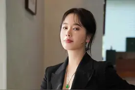 又被左小青的美惊艳到，真空穿黑色西装又飒又美，轻松美出圈了图片