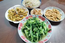 回老家蹭饭，晒妈妈做的菜在朋友圈火了，网友：这才是正宗农家菜图片