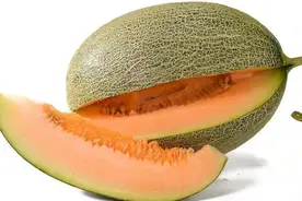 买哈密瓜时，别只会挑大的了，果农分享“小技巧”，甜度高水分足图片