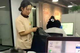 被保洁阿姨侧颜惊艳到！网友：这要么是老板娘，要么是董事长女儿图片
