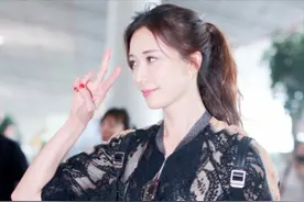 “林志玲”一把年纪还这么大胆，穿透视衣走机场，真不怕老公吃醋图片