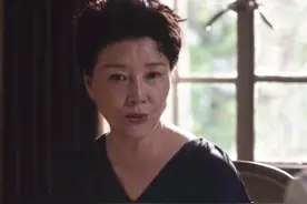 网友偶遇老戏骨朱茵，63岁皮肤白皙肚腩明显，离婚后独自养大女儿图片