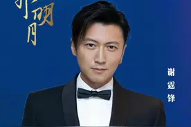 王菲谢霆锋重磅官宣大同台！王菲穿白衬衣拍海报，和谢霆锋配一脸图片