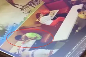 男童华莱士内充电玩手机 突遭电击倒地 医院抢救2小时后身亡图片