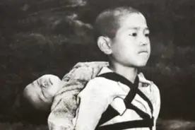 那个原子弹爆炸后，背“亡弟”去火葬场的小男孩，如今怎样了？图片