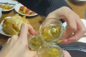 南方女孩到吉林玩，东北闺蜜每天带她喝酒喝到恍惚，网友看后乐了图片