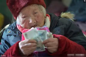 107岁老奶奶抽水烟喝白酒，酒龄近100年，头脑清醒爱数钱图片