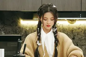 杨超越新发型被赞，将蝴蝶珍珠编进麻花辫，不仅娇美，还很显新潮图片