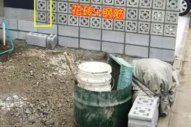院子砌围墙一块实心砖都没用，水泥砌镂空花砖穿插钢筋，结实好看图片