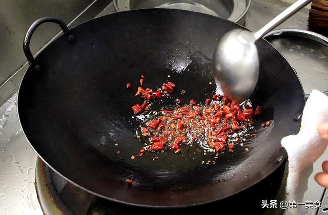 炝拌莲菜有技巧，按照这个方法，莲藕洁白又入味，清脆不发黑