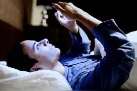 长时间熬夜，若逐渐显现出5个症状，提醒你：身体或已透支图片