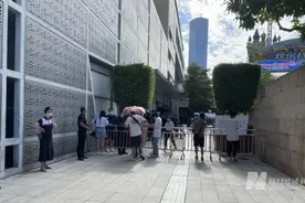 iPhone13正式发售！加价1000-2000元！黄牛“疯抢”，有人刚拿到新机就被搭讪，这两个版本却没人要？图片
